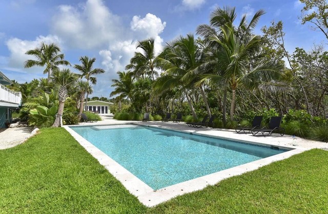 Peaceful 2 Bedroom Oceanfront Cottage with Pool and Dock