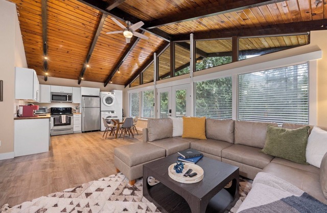 Peaceful 2-bedroom retreat in the trees above Bellingham