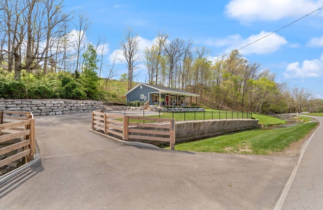 Peaceful 2-bedroom cottage in the beautiful Floyds Knobs with Hot Tub & Gym