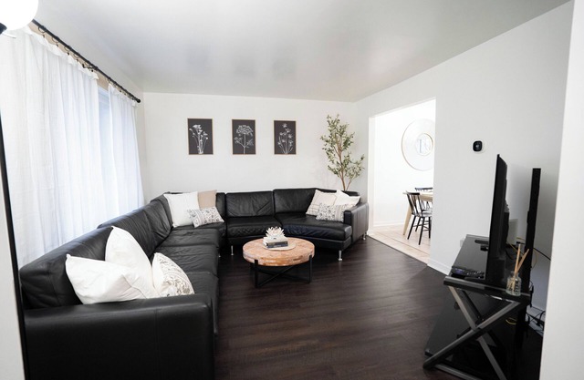 Peaceful 3-Bedroom Getaway in Madison Heights – Ideal for Families & Groups