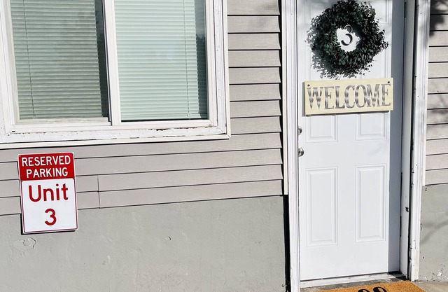 Peaceful 3 bedroom Farmhouse by Denver Airport (Pet Friendly)