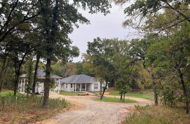 Peaceful 3-bedroom house in Kingston on 8 acres with AC and WiFi