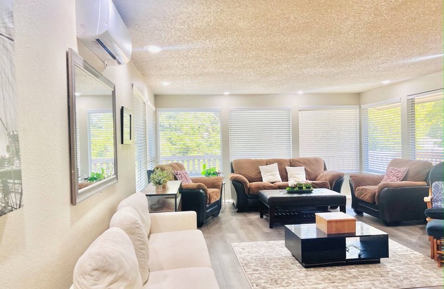 Peaceful 3-bedroom house with AC in Lakewood -Entire Main Floor.