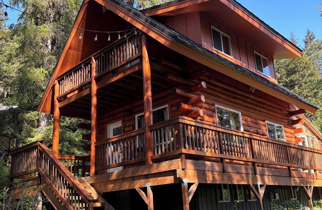 Peaceful 3 Story Log Cabin Chalet w/Hot Tub