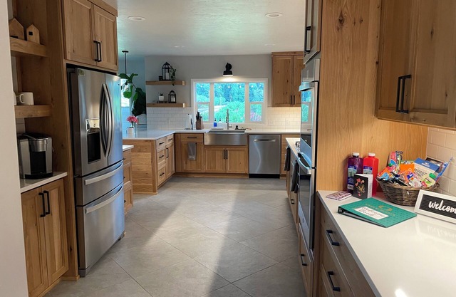 Peaceful 4 bed 2.5 bath home, easy access to Autzen Stadium, Hayward Field & UO.