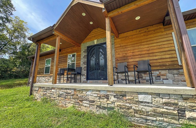 Peaceful 4-bedroom wooded lodge on 150 acre farm with valley views and horses