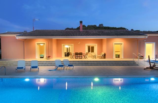 Peaceful 9 guest villa with extra-large pool, just 1 min walk from the beach