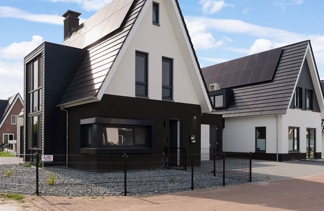 Peaceful and luxurious villa at the waterfront in Stavoren