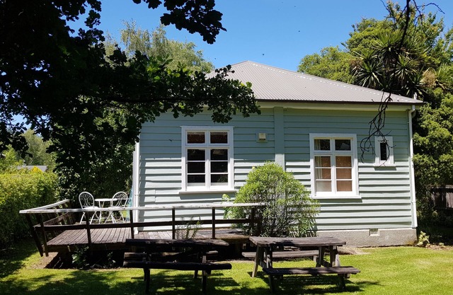 Peaceful and private bach just a few minutes walk to village centre and pools