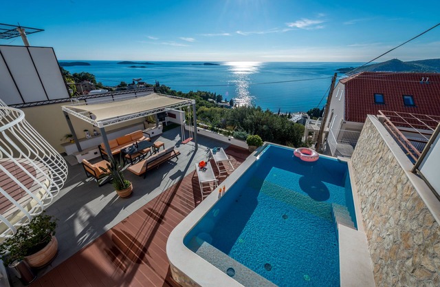 Peaceful and quiet place with private infinity edge pool and beautiful view
