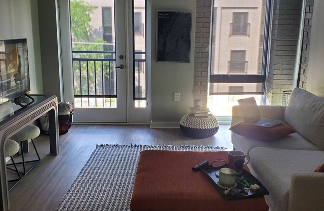 Peaceful and spacious one-bedroom apartment 20' from downtown!