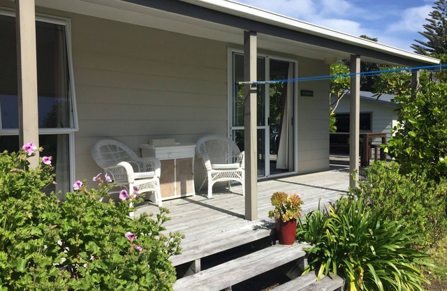 Peaceful bach located close to the beach