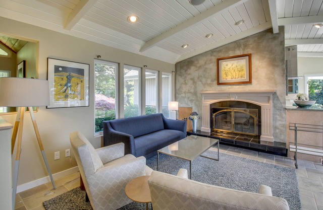 Peaceful bay-view home in a quiet location - short drive to the beach