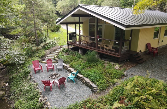 Peaceful Brookside North Pomfret Cottage