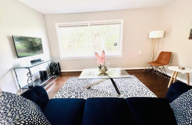 Peaceful Bungalow Mins to Airport