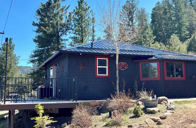 Peaceful Cabin, Completely Remodeled, Spectacular Views, Excellent Location