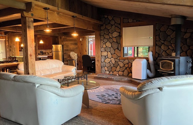 Peaceful cabin with Great Views and WiFi in Redwood Retreat