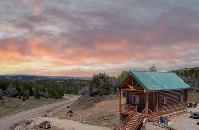 Peaceful Cabin with Spectacular Stargazing Hot Tub