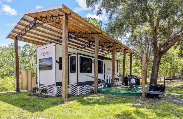 Peaceful caravan with AC in charming Pierson