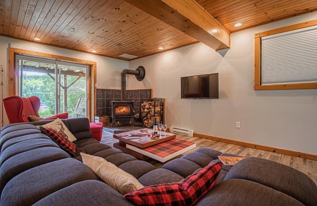 Peaceful Chalet on Pristine Lac de l'Abies in Labelle, QC. Dogs Welcome!