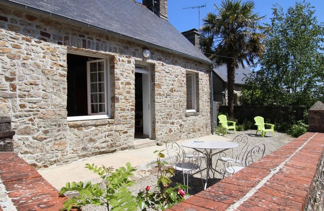 Peaceful countryside house with enclosed garden between Barneville-Carteret and Portbail