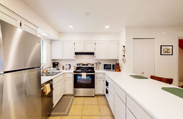 Peaceful condo with patio, pool/hot tub, gym, and fireplace
