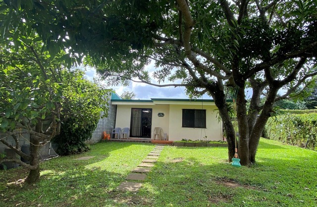 Peaceful cottage in the Mountains of Heredia, Costa Rica. Central location!