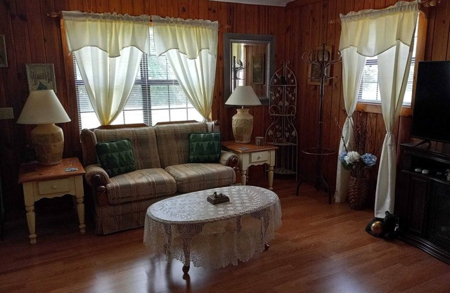 Peaceful Country Getaway Pet Friendly and Cozy!