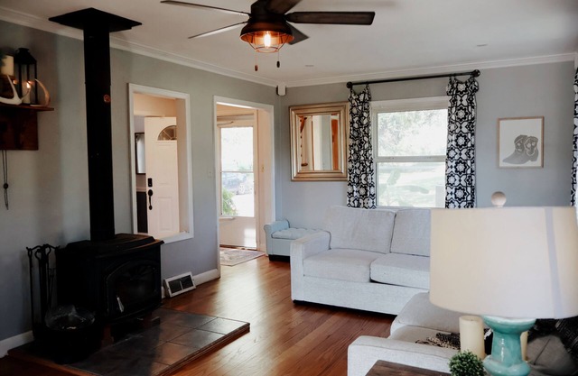 Peaceful Country Retreat - 3-bedroom farmhouse on 4.5 acres with large Barn!