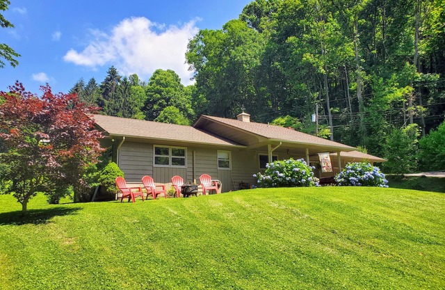 Peaceful, cozy, creekside and squeaky clean!