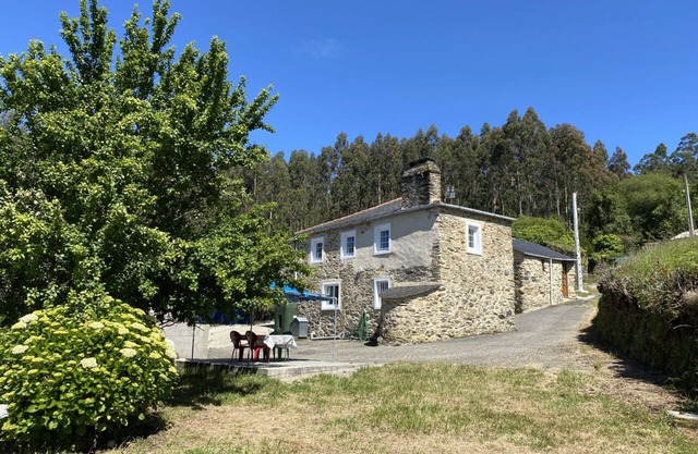 Peaceful, cozy, totally private cottage close to beaches and town.