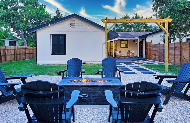 Peaceful | Designer Rental | 2 Workstations | King