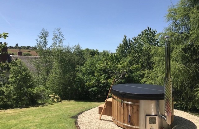Peaceful Devon hideaway with wood fired hot tub and great pubs.