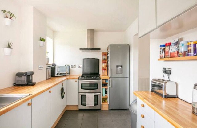 Peaceful Double Room, Large TV, With Great Transport Links