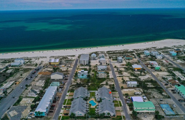 PEACEFUL EASY FEEELING OFFERS GULF VIEWS & STEPS FROM BEACH! COMMUNITY POOL!