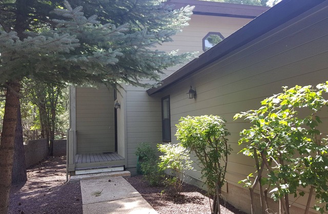Peaceful Family Friendly Resort Villa w Whirlpool Tub and Attached Garage