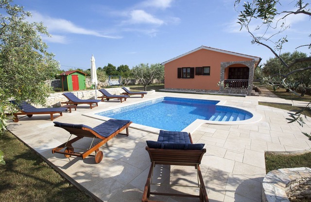 Peaceful Family House " Tedi " With heated pool !