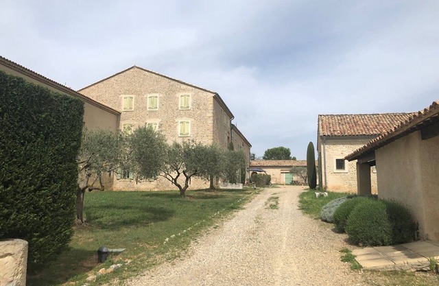 Peaceful family studio with pool in the heart of Valensole