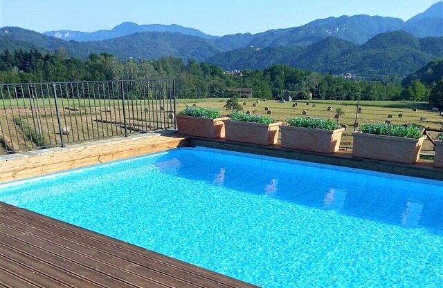 Peaceful farmhouse with private pool, amazing mountain views, Boules , WIFI