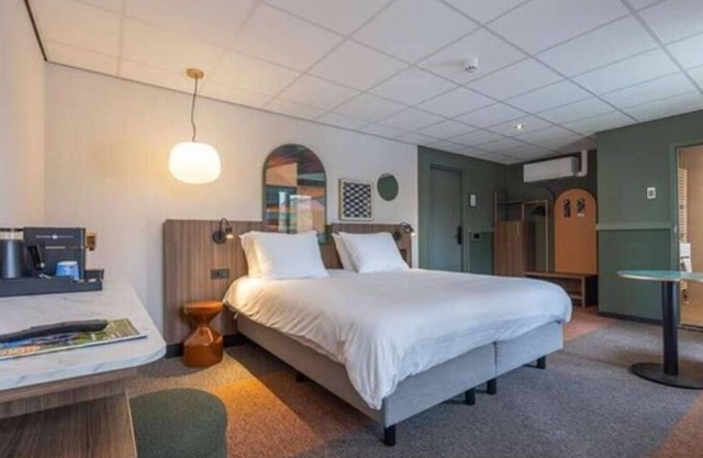Peaceful Forest Retreat with Bike Rentals, Breakfast, Terrace, and Free Parking