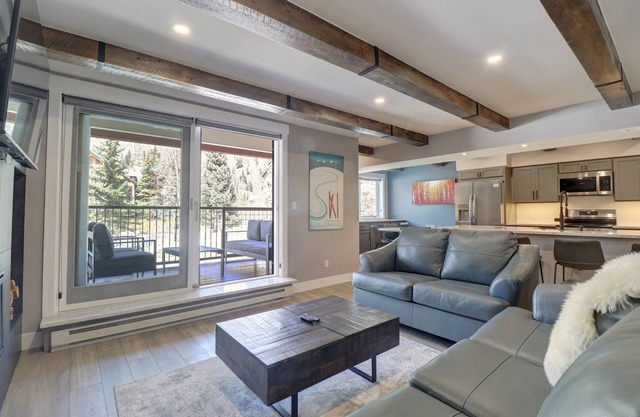 Peaceful Forested Location Next to River, Ski in/ski out, Outdoor Hot Tub. LD102