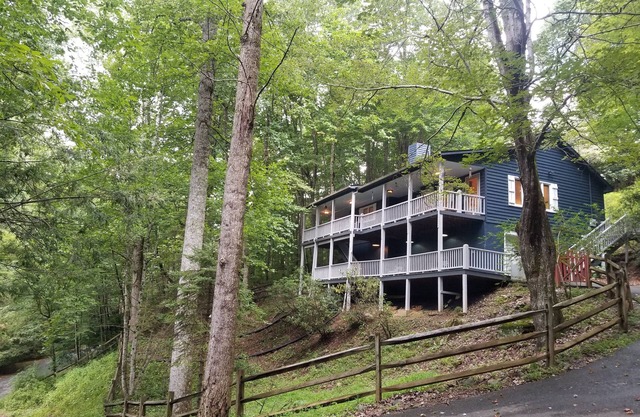 Peaceful Getaway-Close to everything-Perfect for families or couples 2BR+ loft