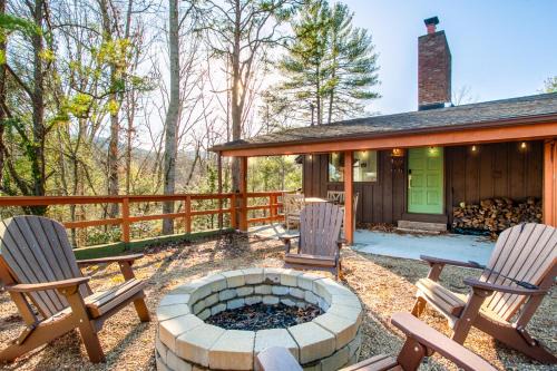 Peaceful Heights with Cozy Decks and Smart TV