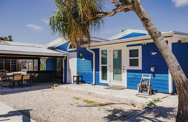 Peaceful home on canal with boat lift, hot tub, and 5 mins to Charlotte Harbor!