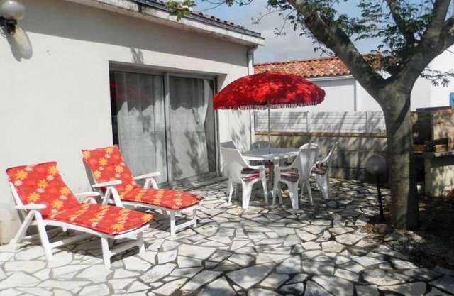 Peaceful house in La Terrière near beach and shops
