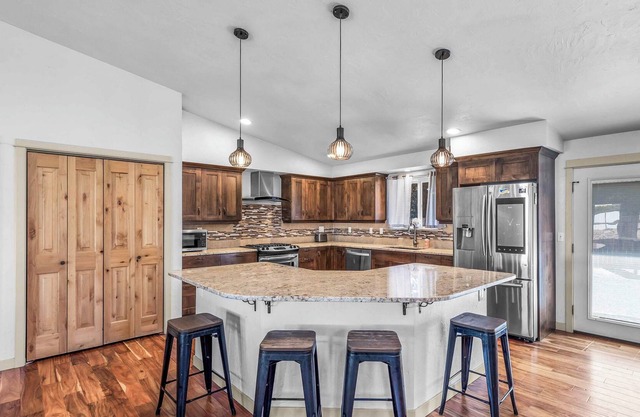 Peaceful & idyllic Bend garden home 1.5 miles from the Old Mill!