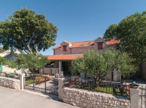 Peaceful Island Haven with Pool, BBQ & Games Area
