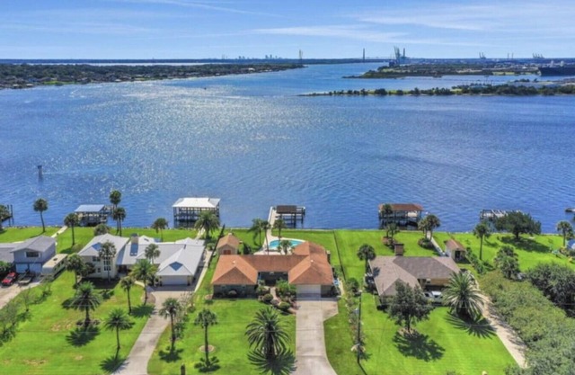 Peaceful Island Retreat - Heated Pool - Sleeps 10