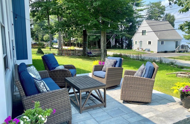 Peaceful lake escape; newly remodeled family cottage close to ski mountain!