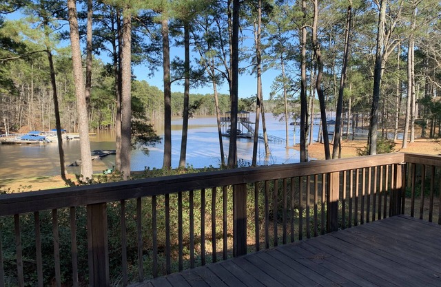 Peaceful Lake Retreat